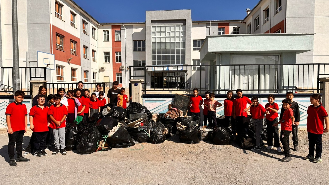 Dünya Temizlik Günü kapsamında ilk ve ortaokul öğrencilerimizle okul bahçesi ve çevresinde yaptığımız Temiz Çevre etkinliğimiz